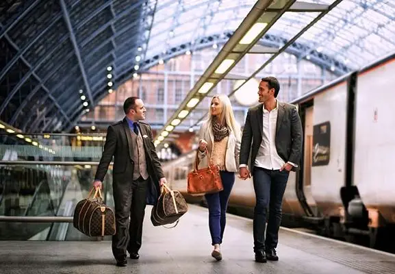 Transfert privé vers Val Thorens — chauffeur portant les bagages en gare