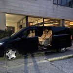 Mercedes Classe VIP noire avec chauffeur privé devant l'hôtel, transfert vers les stations de ski des 3 Vallées à Val Thorens Transfert VIP