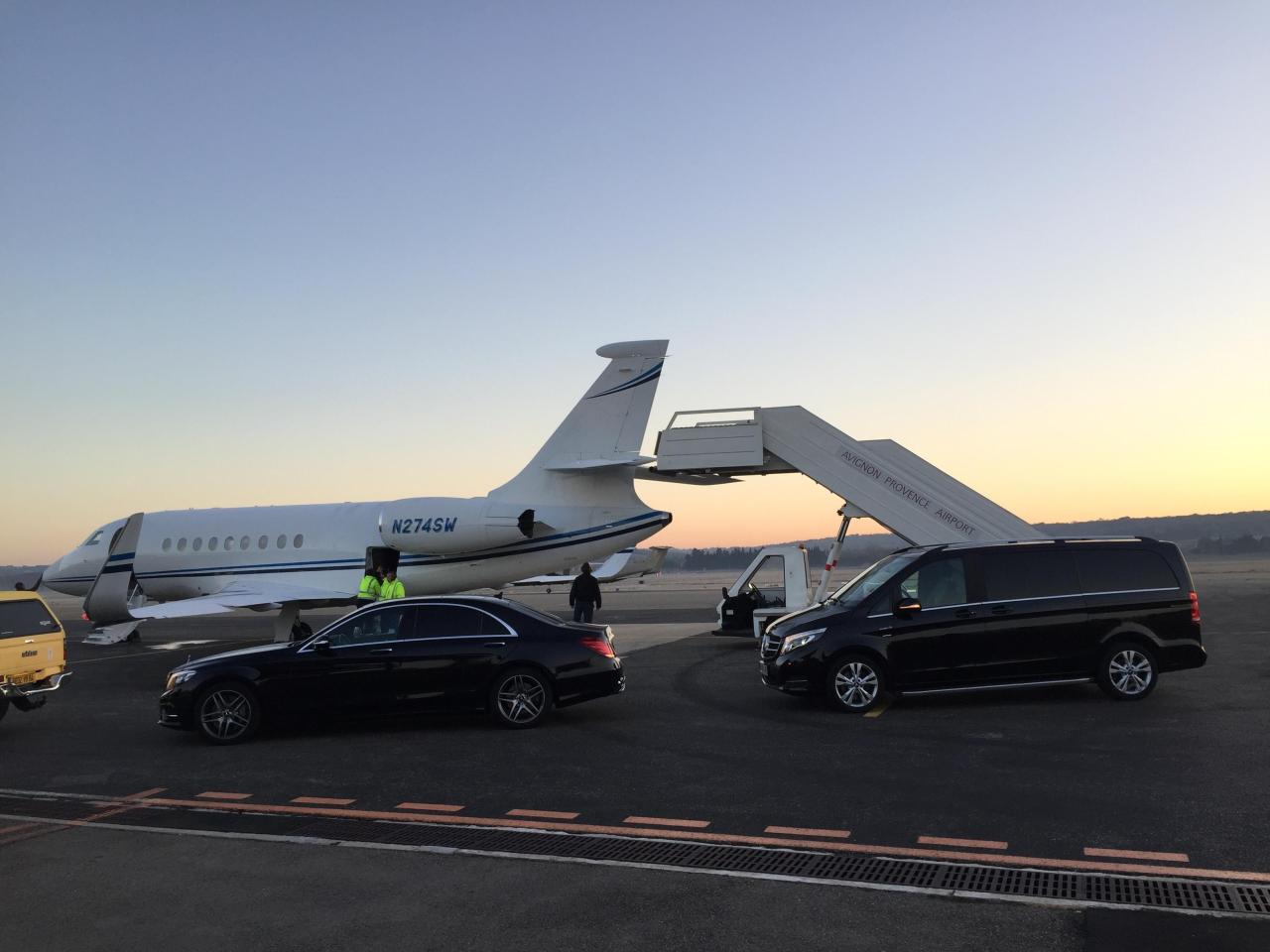 Voiture avec chauffeur à Val Thorens : Mercedes Classe S et Classe V au pied d'un jet privé sur le tarmac
