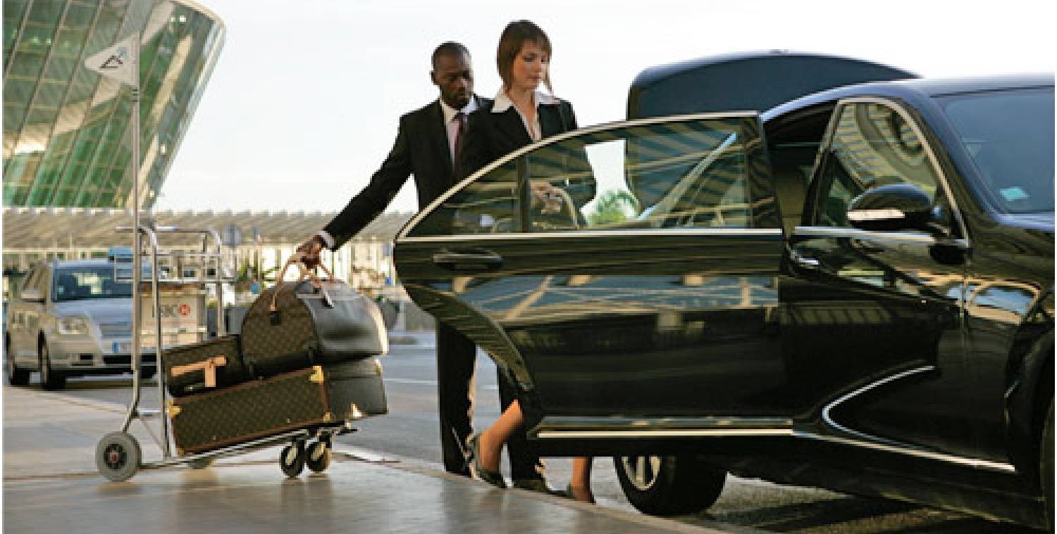 Chauffeur VTC à Val Thorens accueillant un client à l'aéroport