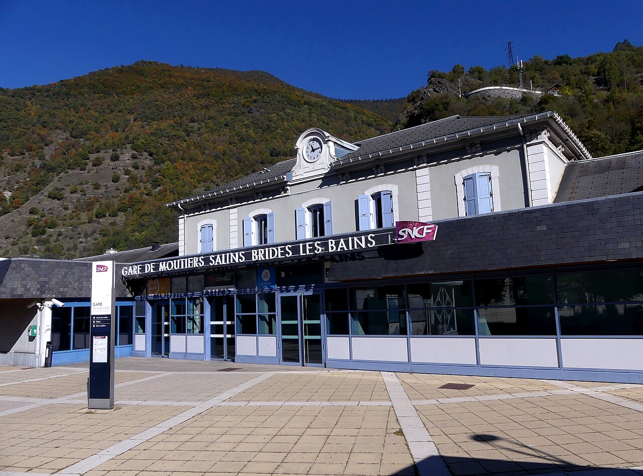 Transfert Moûtiers Val Thorens — Mercedes avec chauffeur devant la gare TGV de Moûtiers